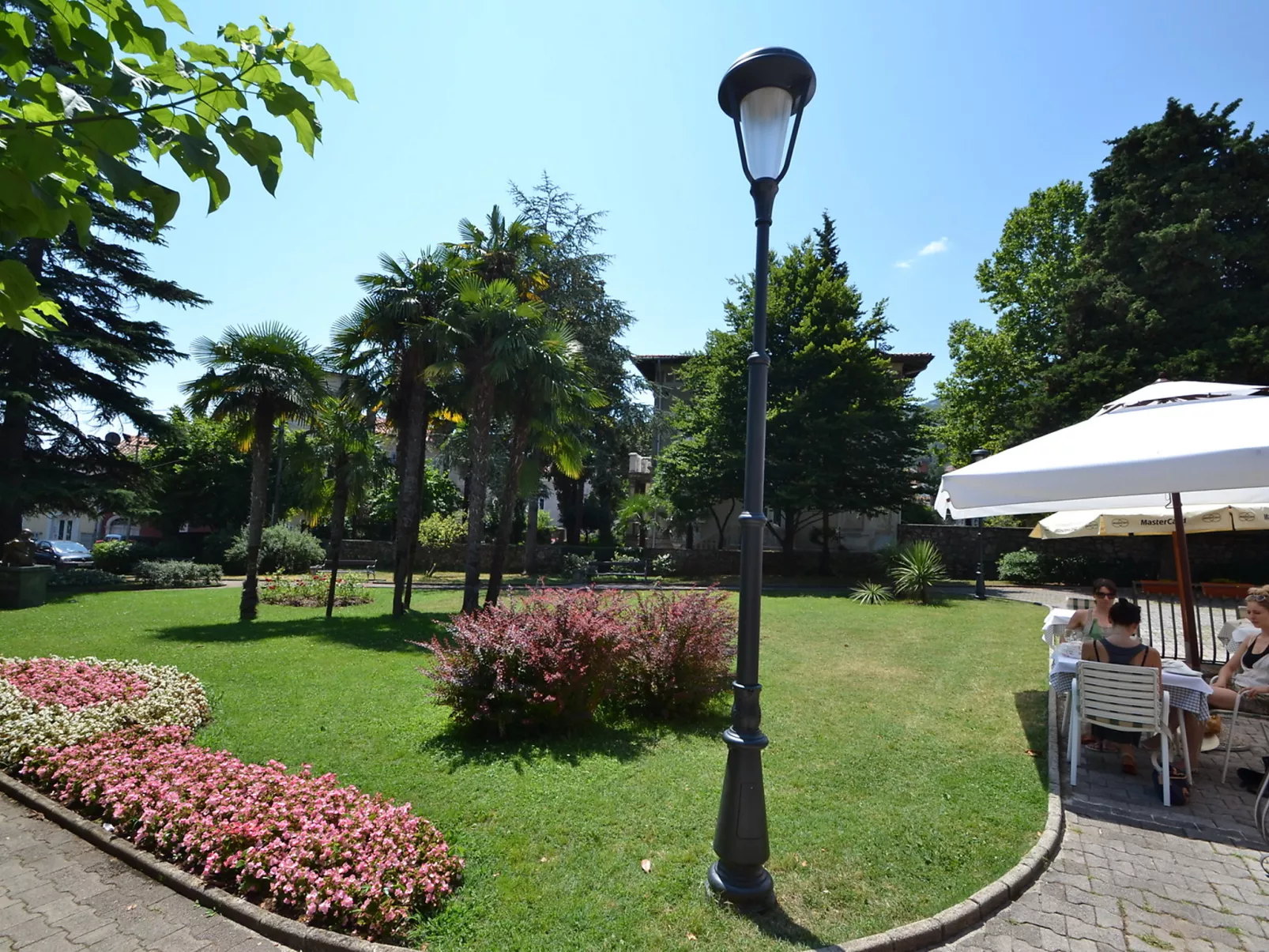 Laurus-Outside