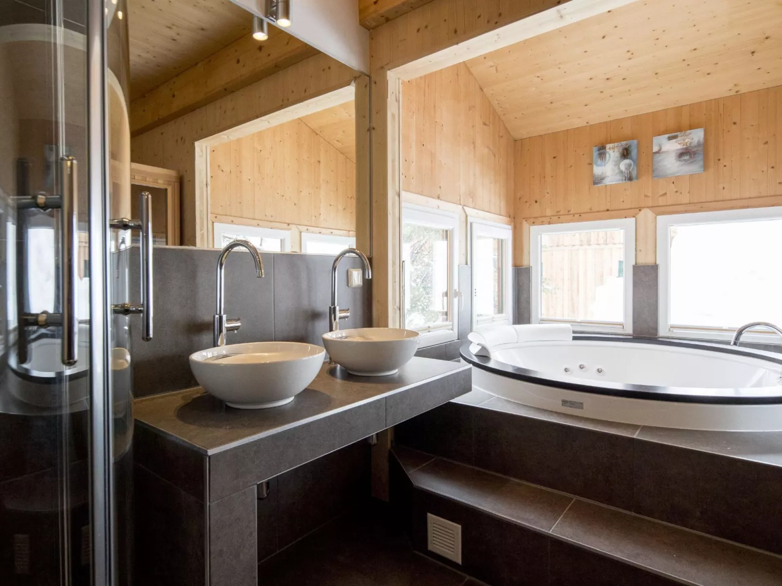 #12 mit IR-Sauna&Sprudelbad Innen-Drinnen