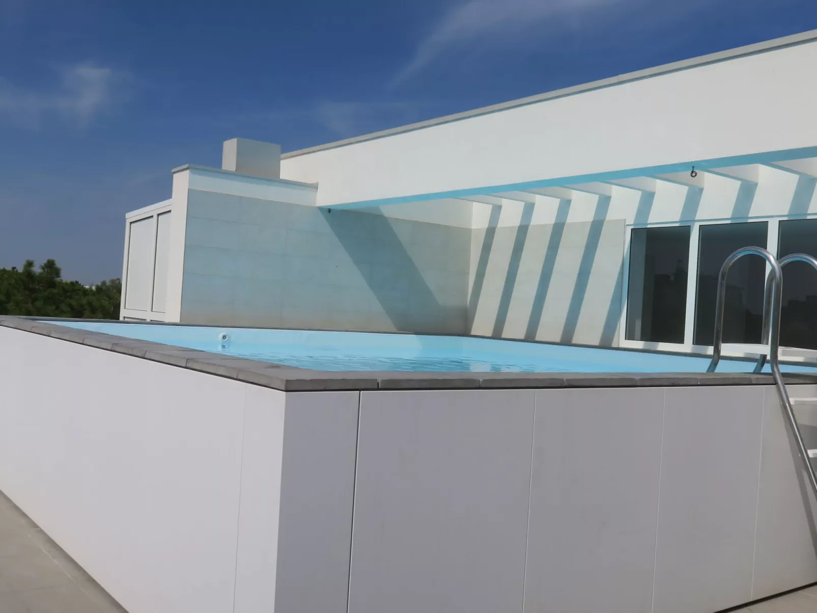 Iris Suite-Outside