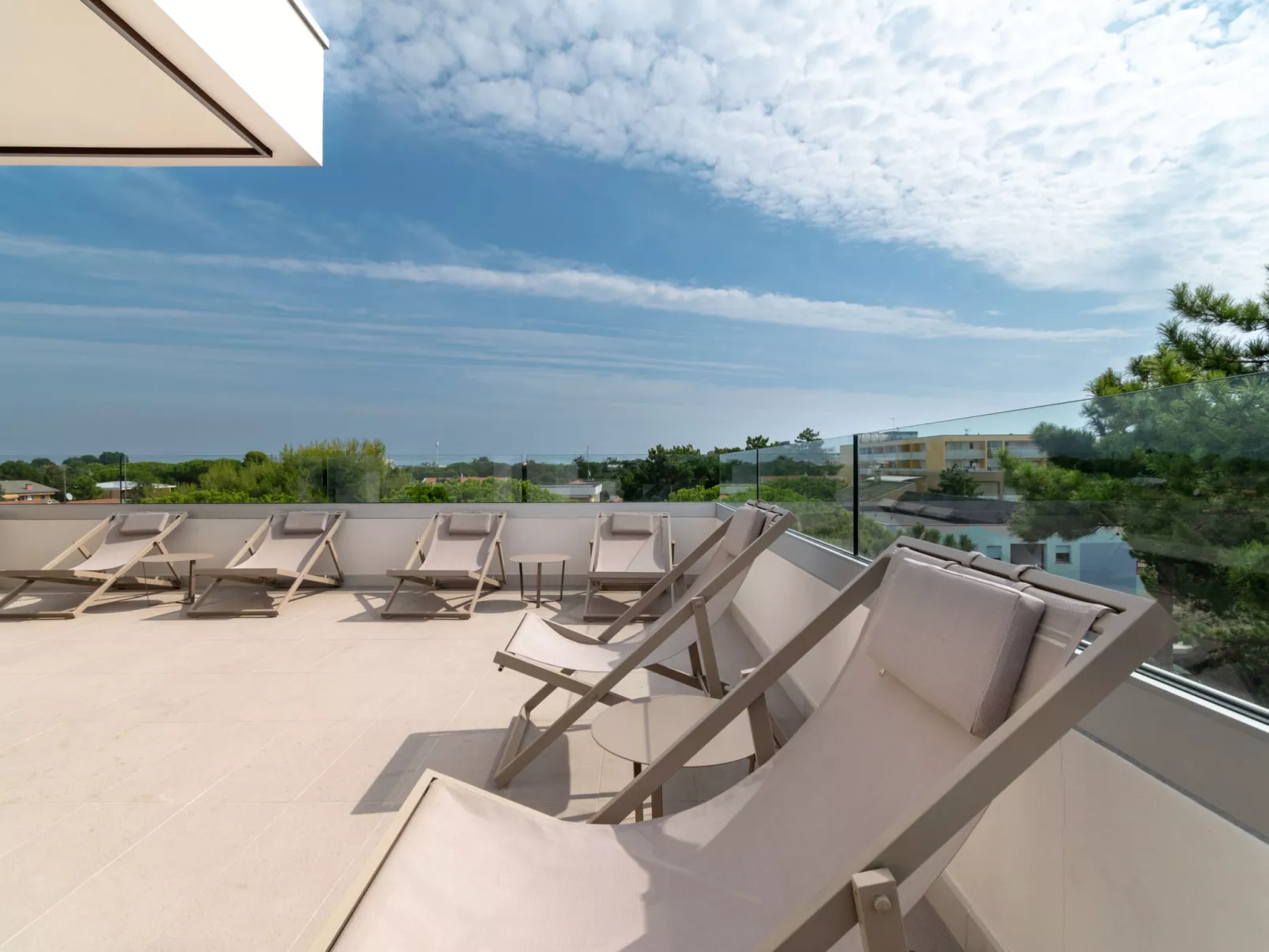 Iris Suite-Outside