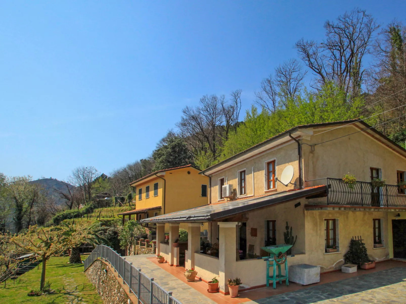 La Grande Aia-Outside