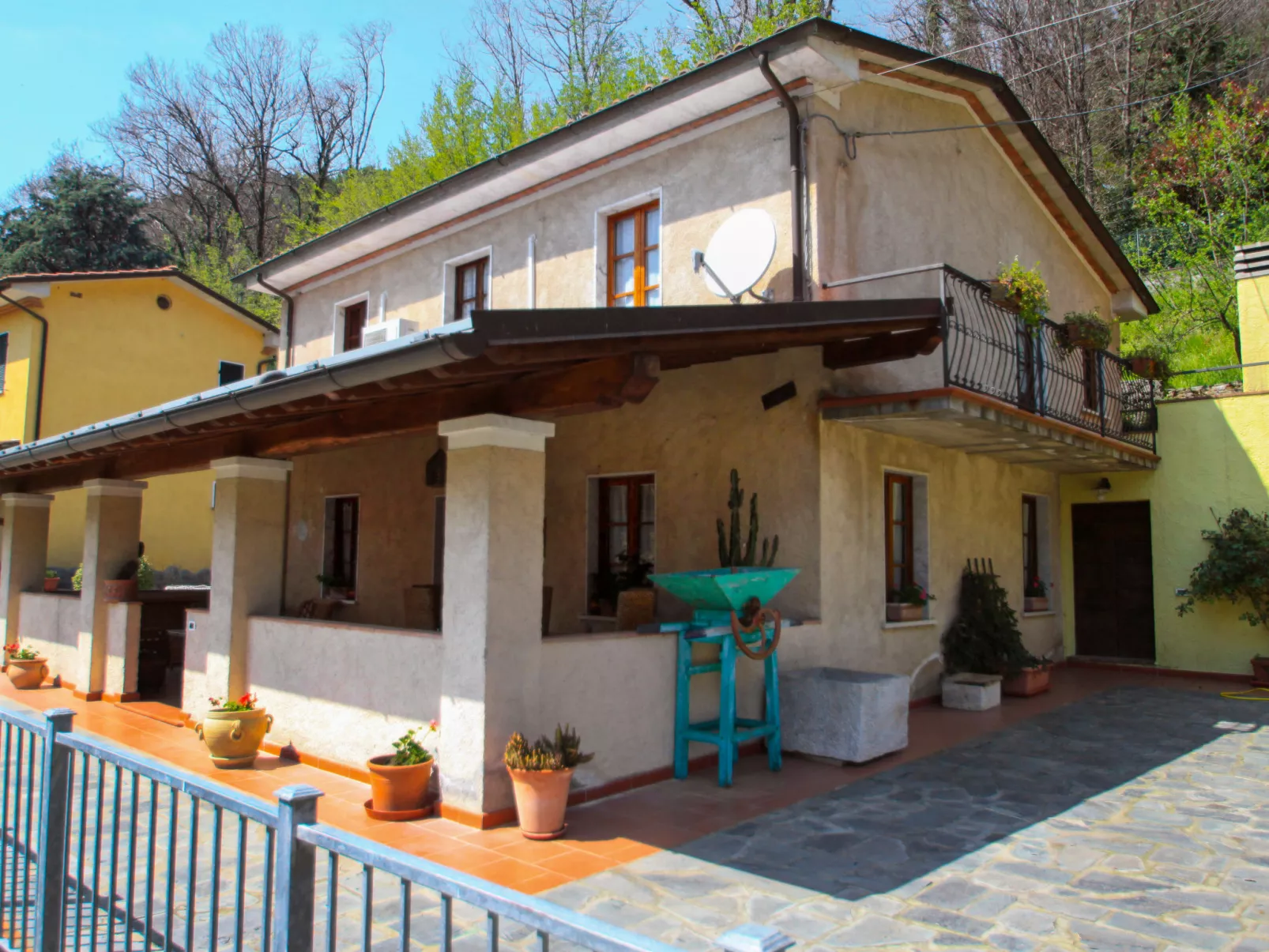 La Grande Aia-Outside
