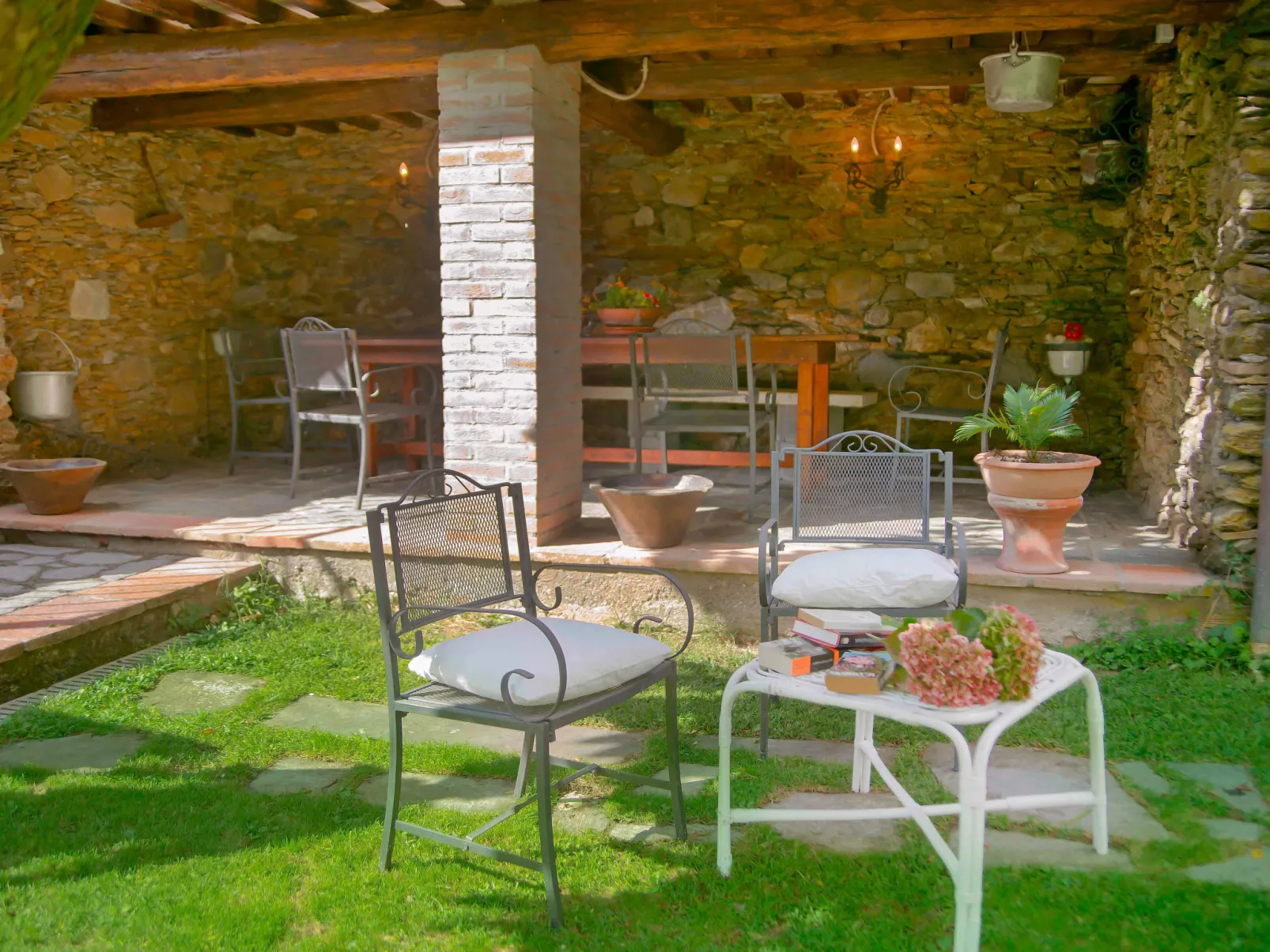 La Grande Aia-Outside