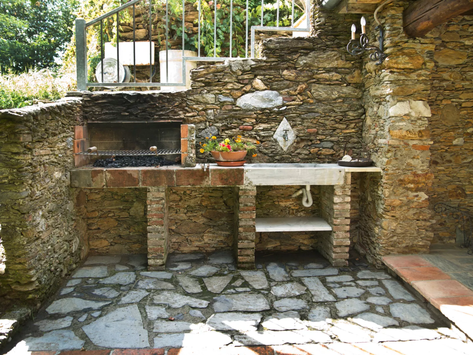 La Grande Aia-Outside