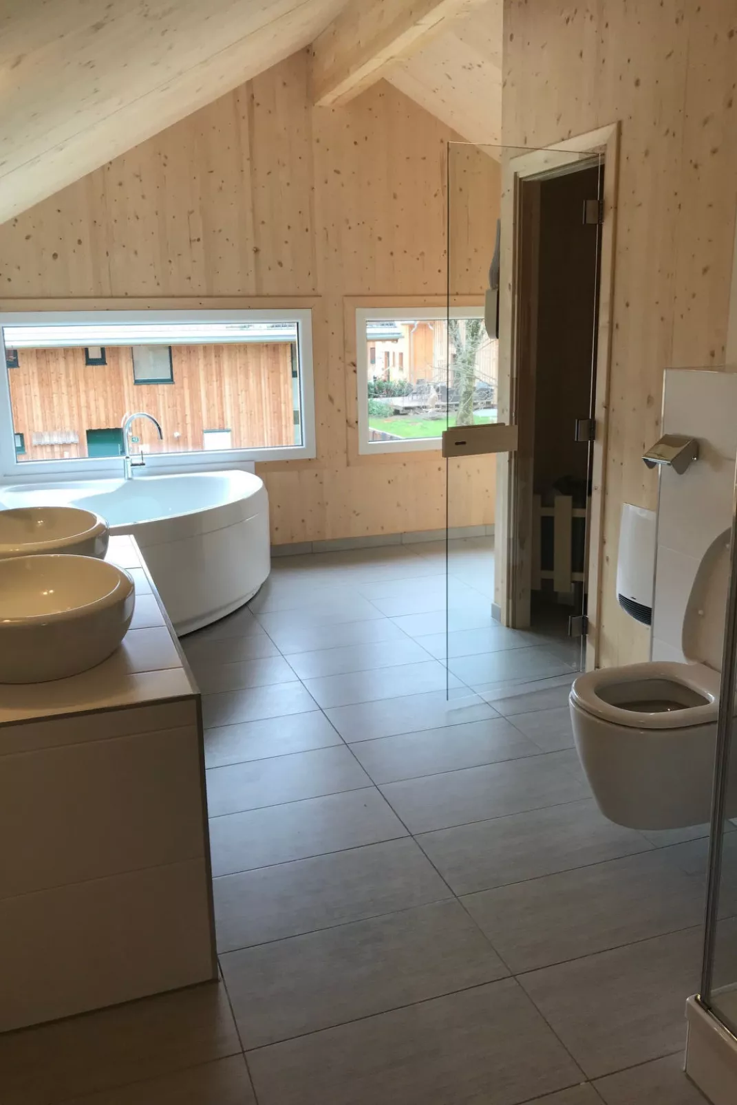 Premium mit 5 SZ,Sauna o IR-Sauna+SP-Drinnen