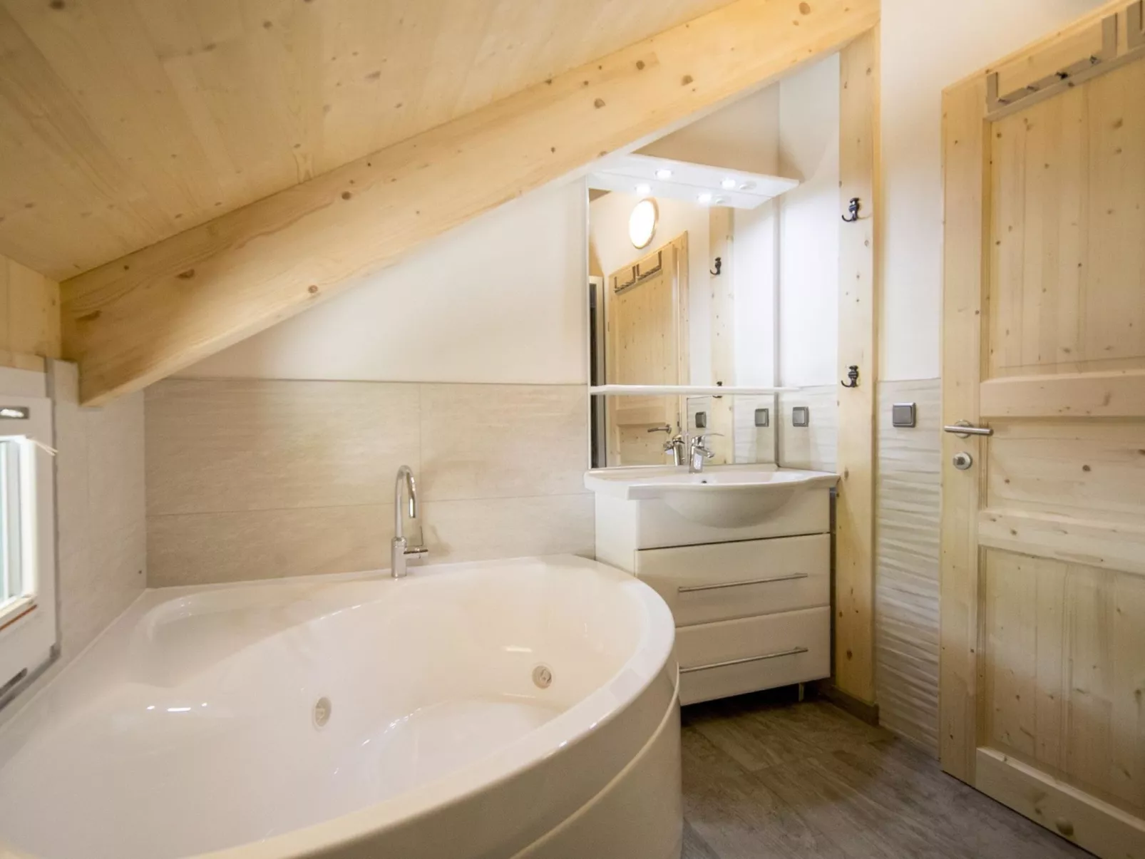 Chalet 4 Schlafzimmern, Sauna & SwimSPA-Drinnen