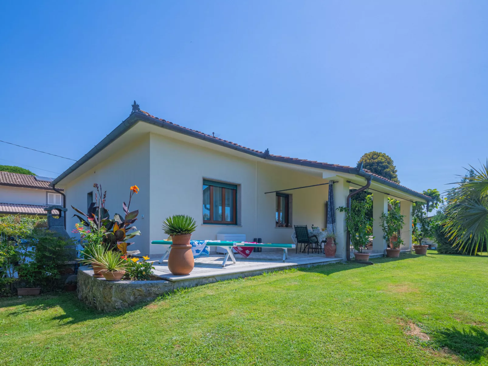 Marinella-Outside