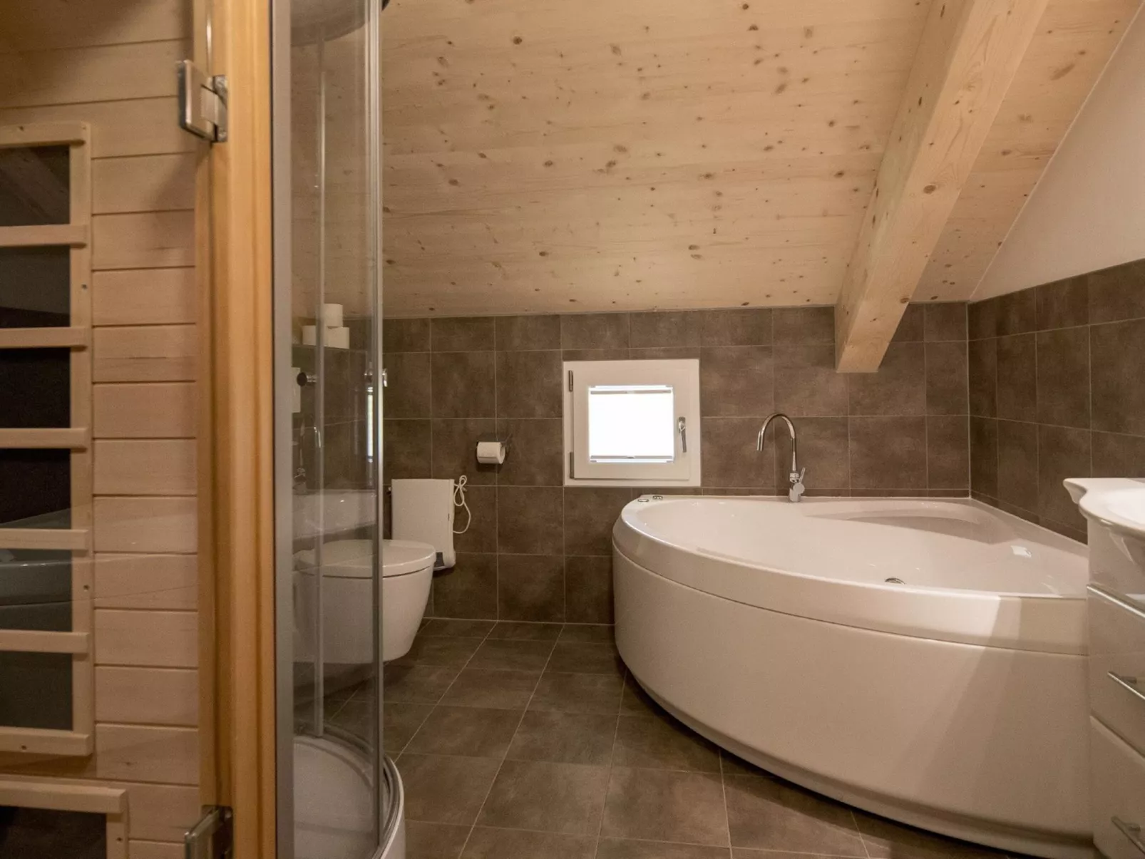 Mit 4 Schlafzimmern & IR-Sauna