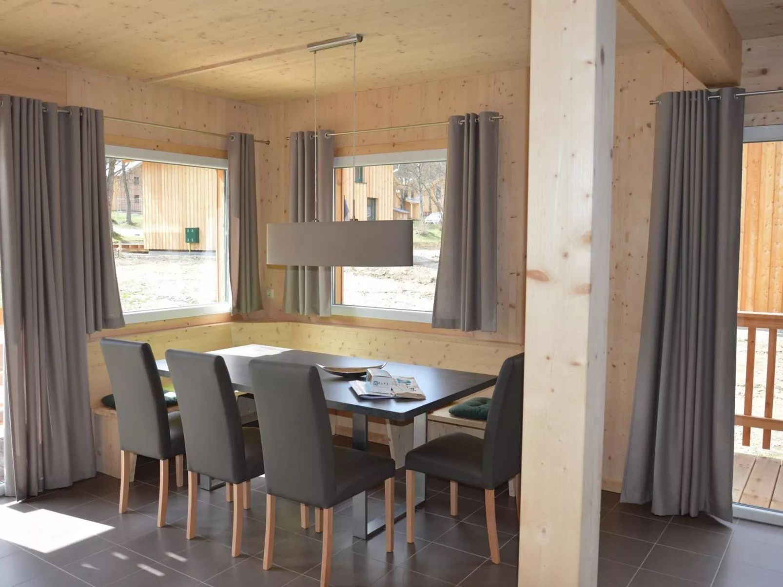 Mit 4 Schlafzimmern & IR-Sauna-Dedans