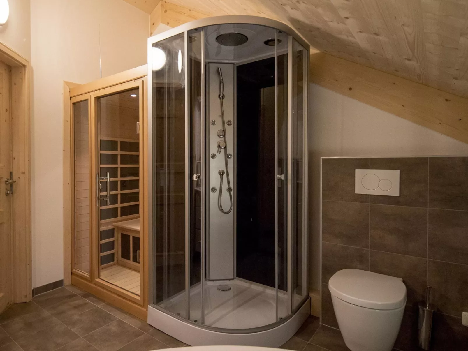 Mit 4 Schlafzimmern & IR-Sauna-Dedans