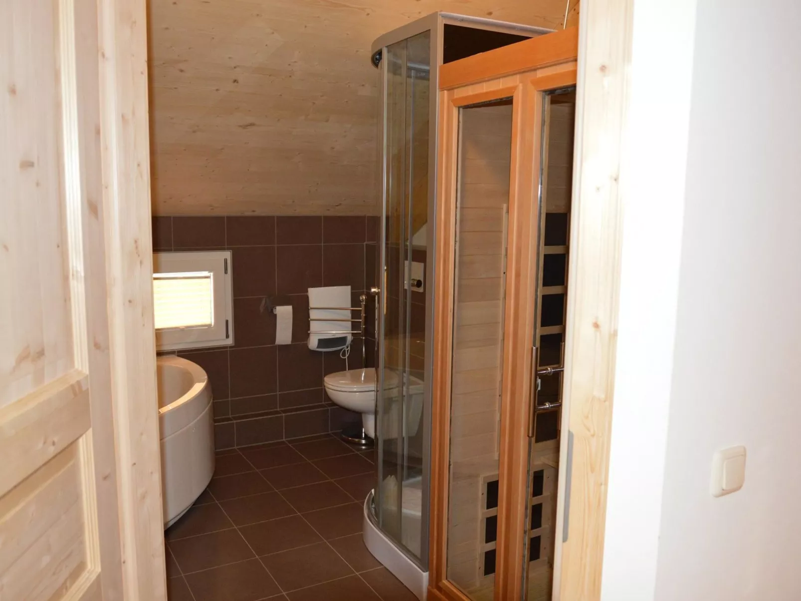 Mit 4 Schlafzimmern & IR-Sauna-Dedans