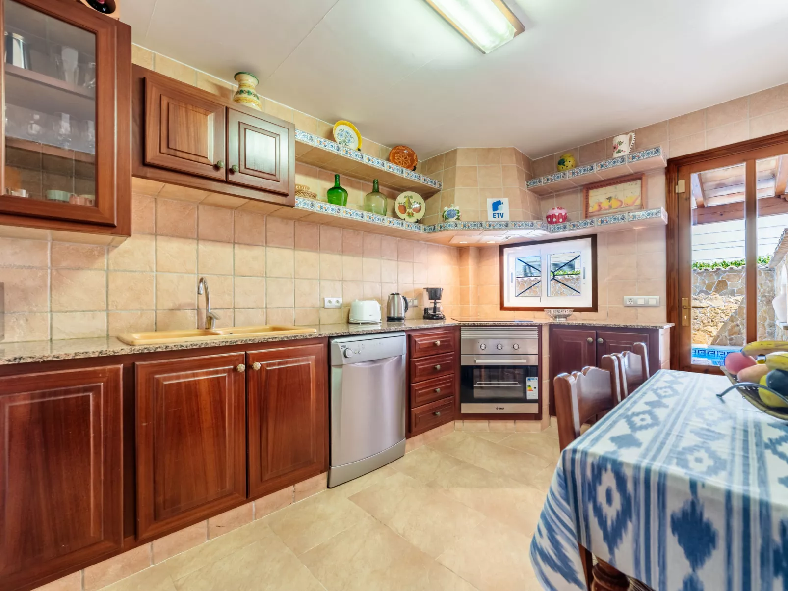 Pintor Beach House-Inside