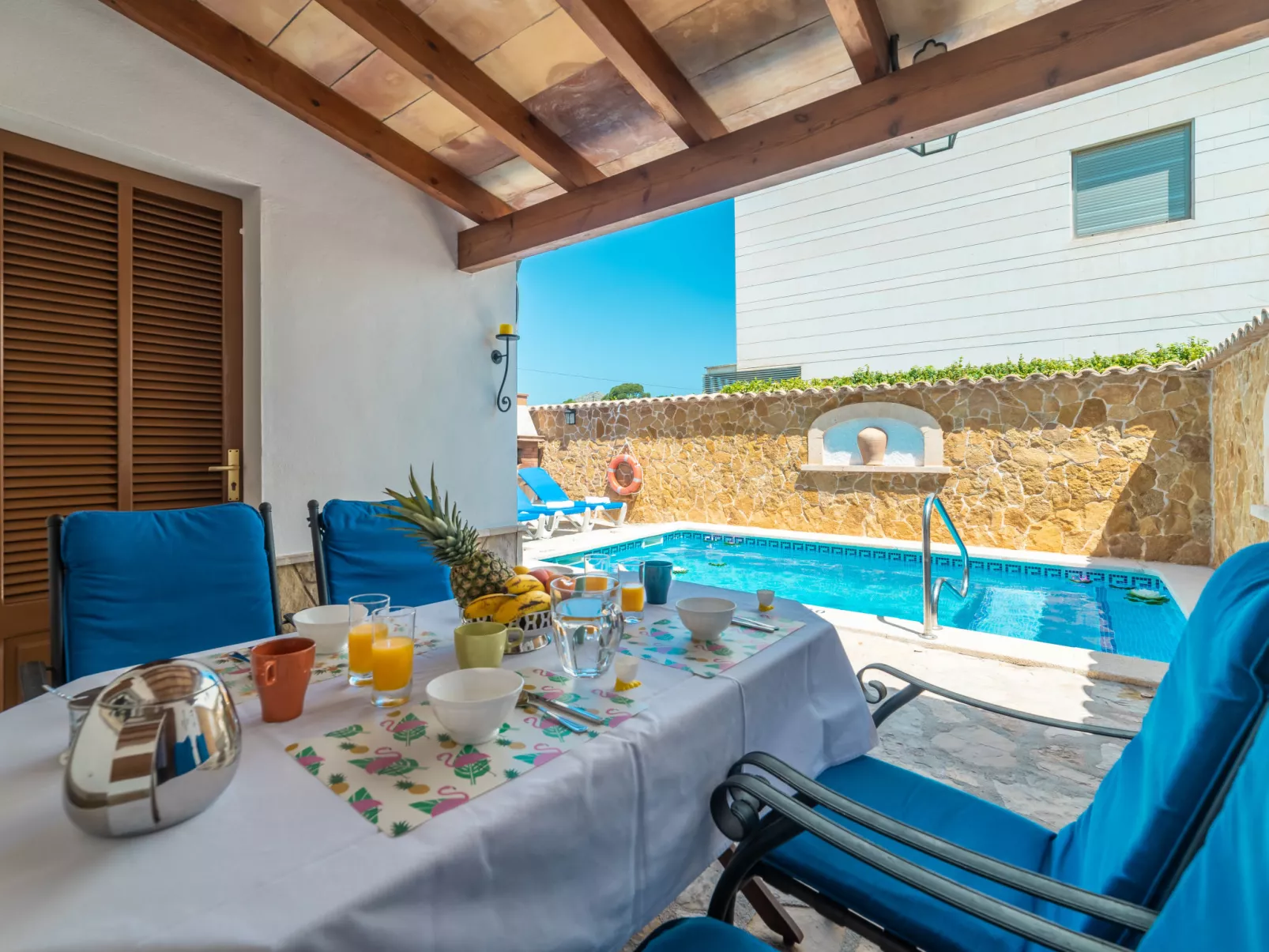 Pintor Beach House-Outside