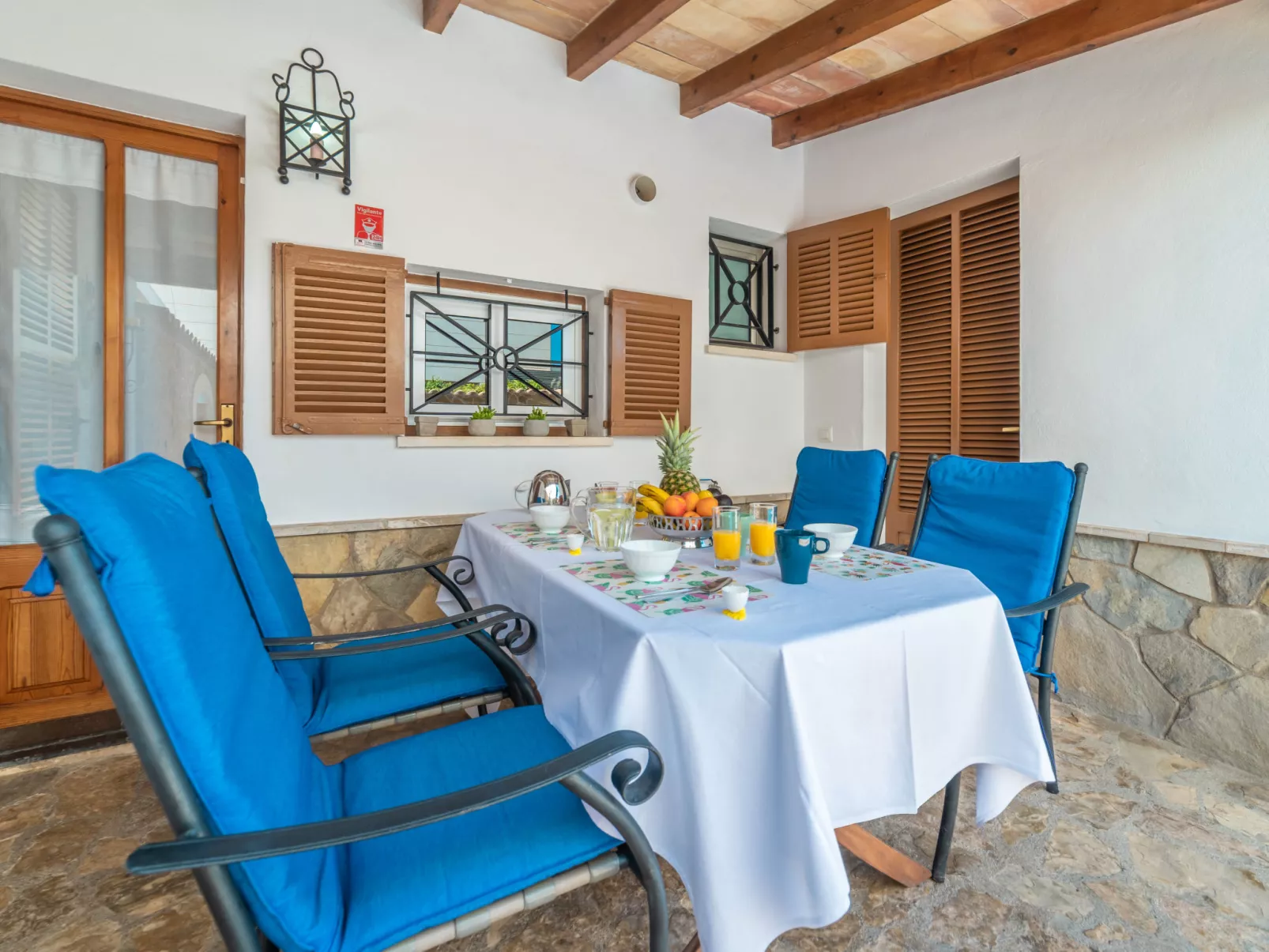 Pintor Beach House-Outside