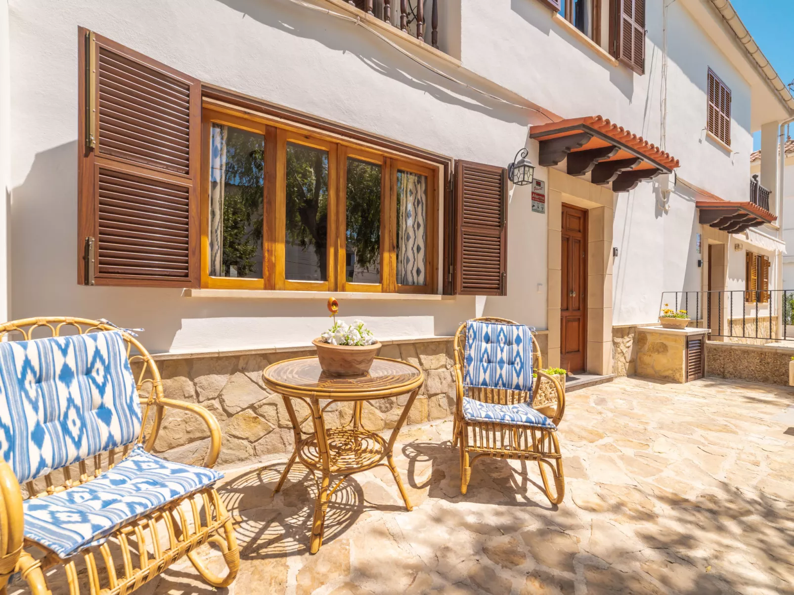 Pintor Beach House-Outside