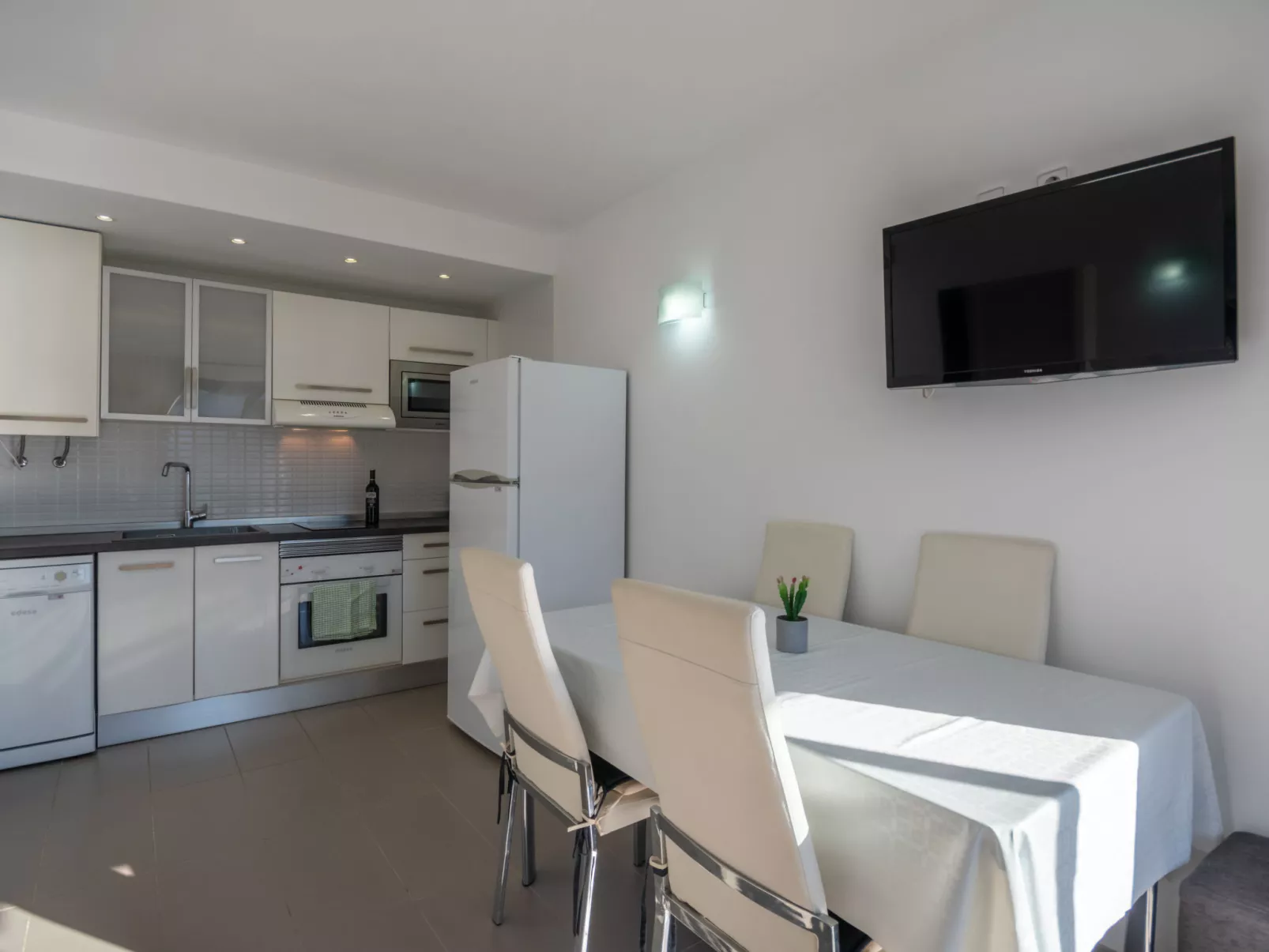 Oratge Beach Views-Inside