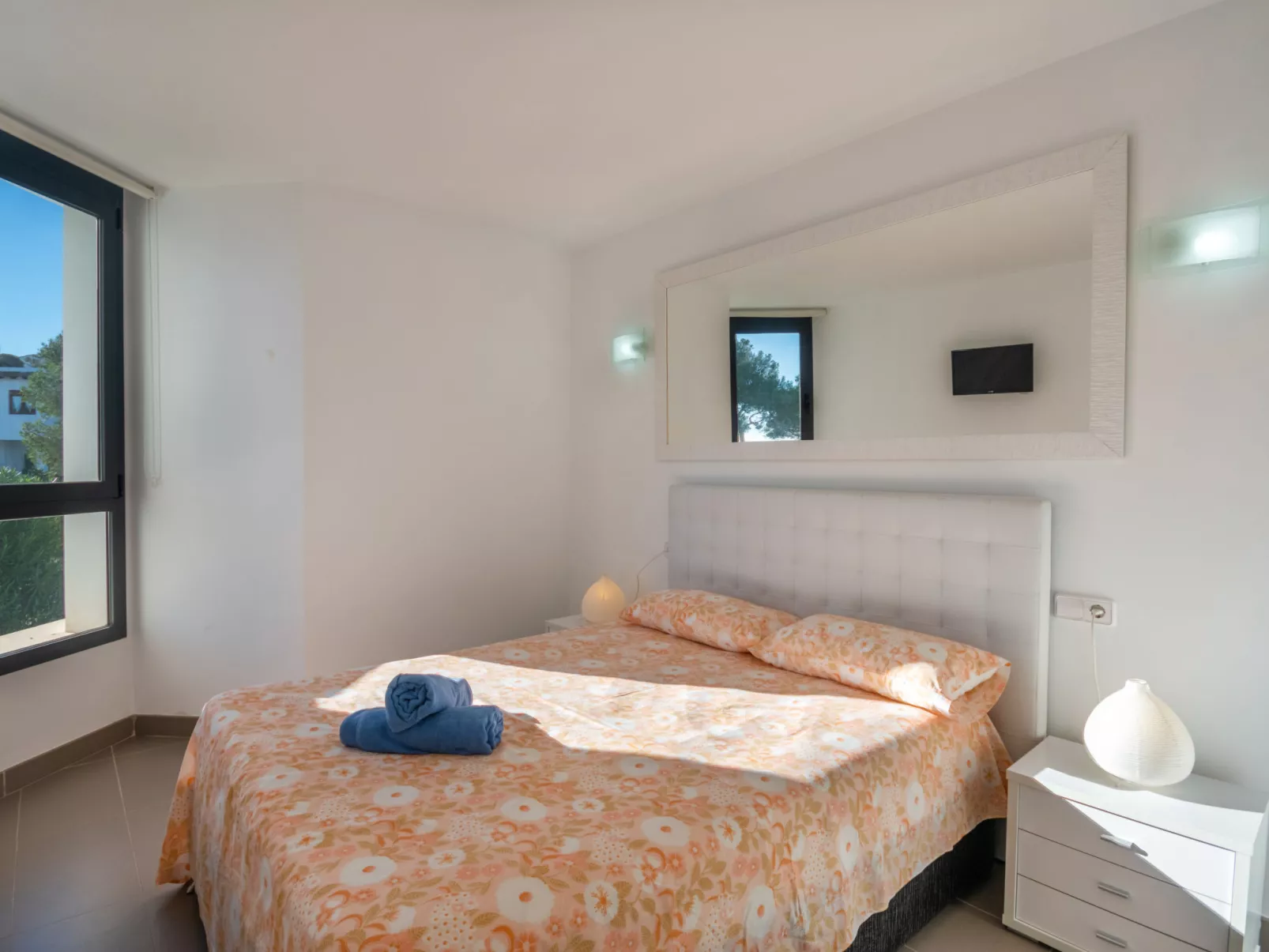 Oratge Beach Views-Inside