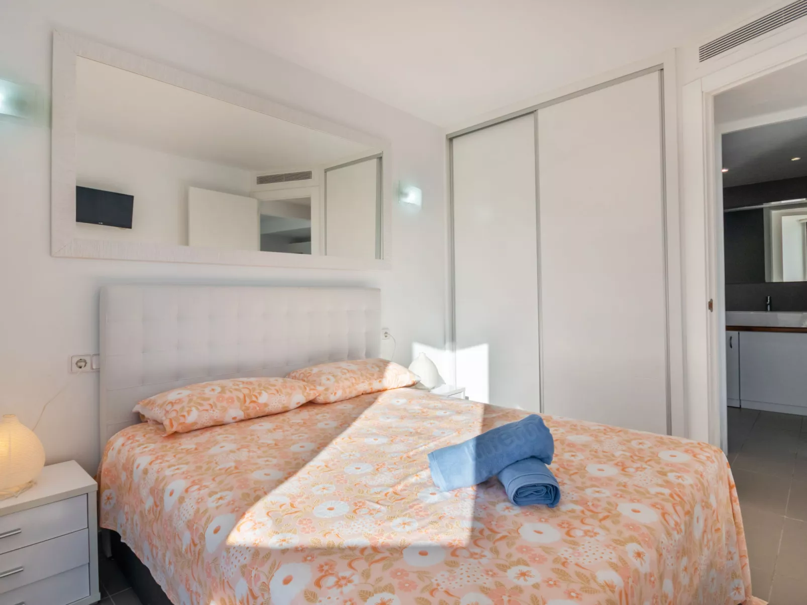Oratge Beach Views-Inside