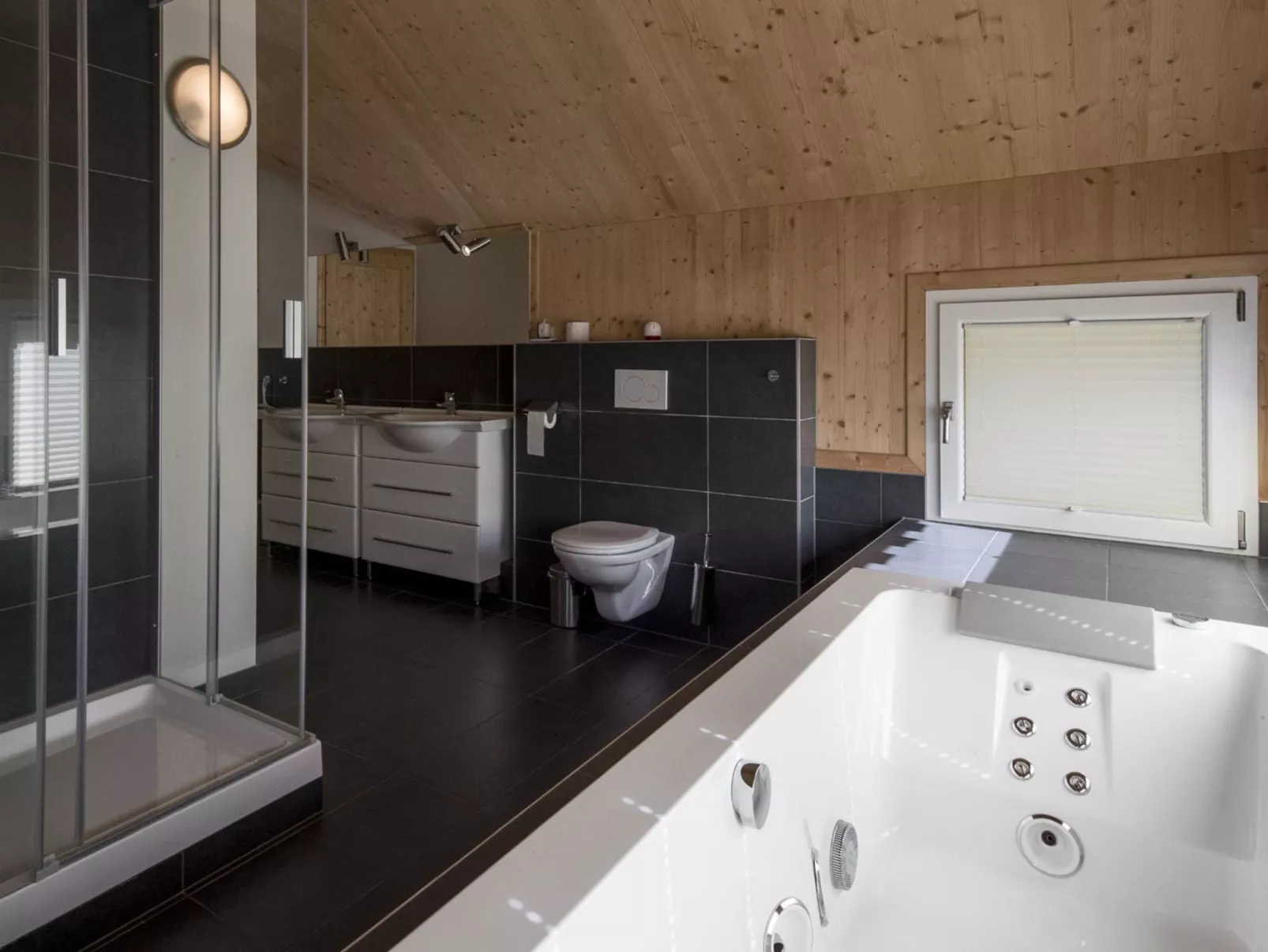 Sonneck mit OutdoorSprudelbad 10P-Inside