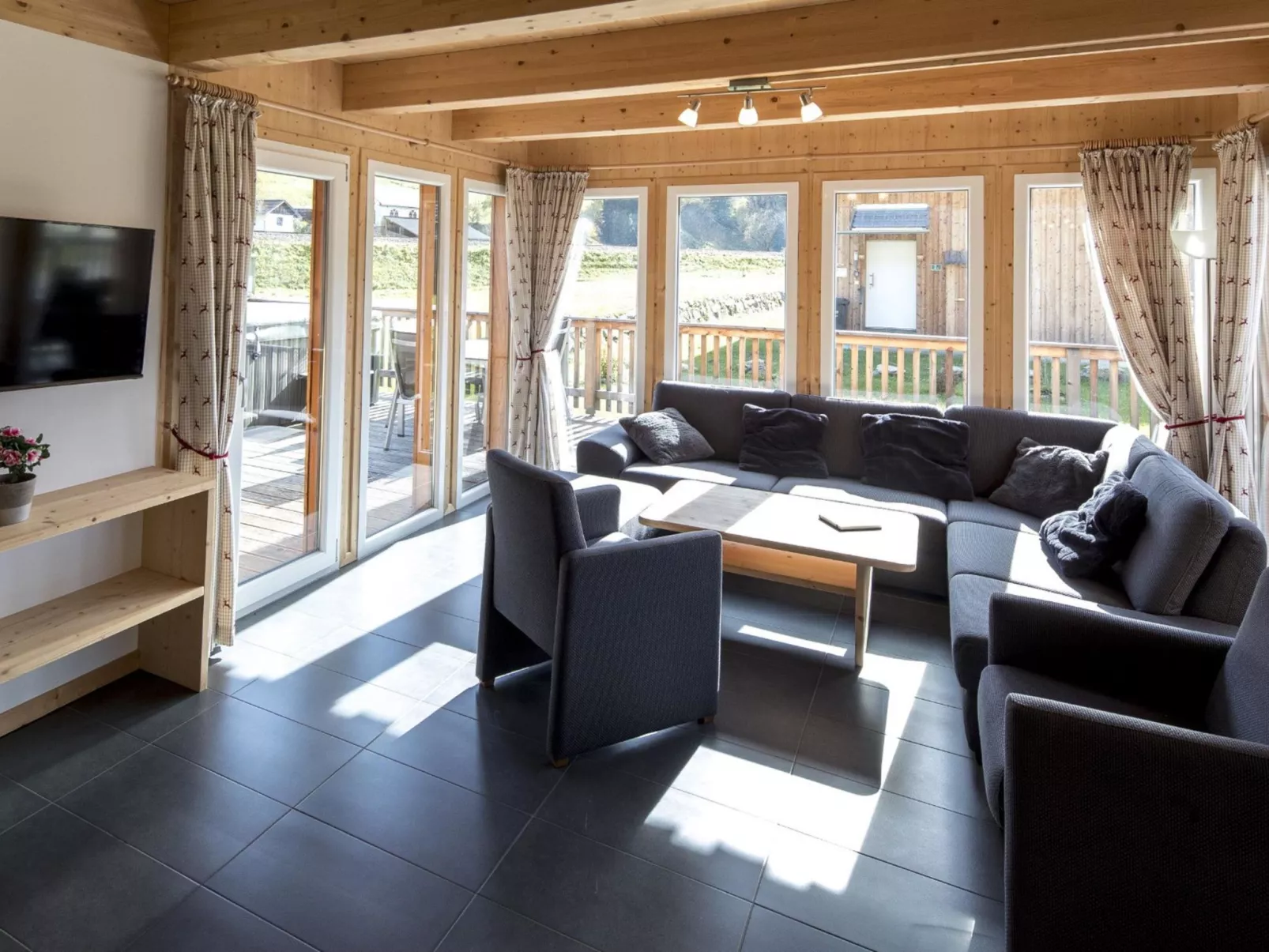 Sonneck mit OutdoorSprudelbad 10P-Inside