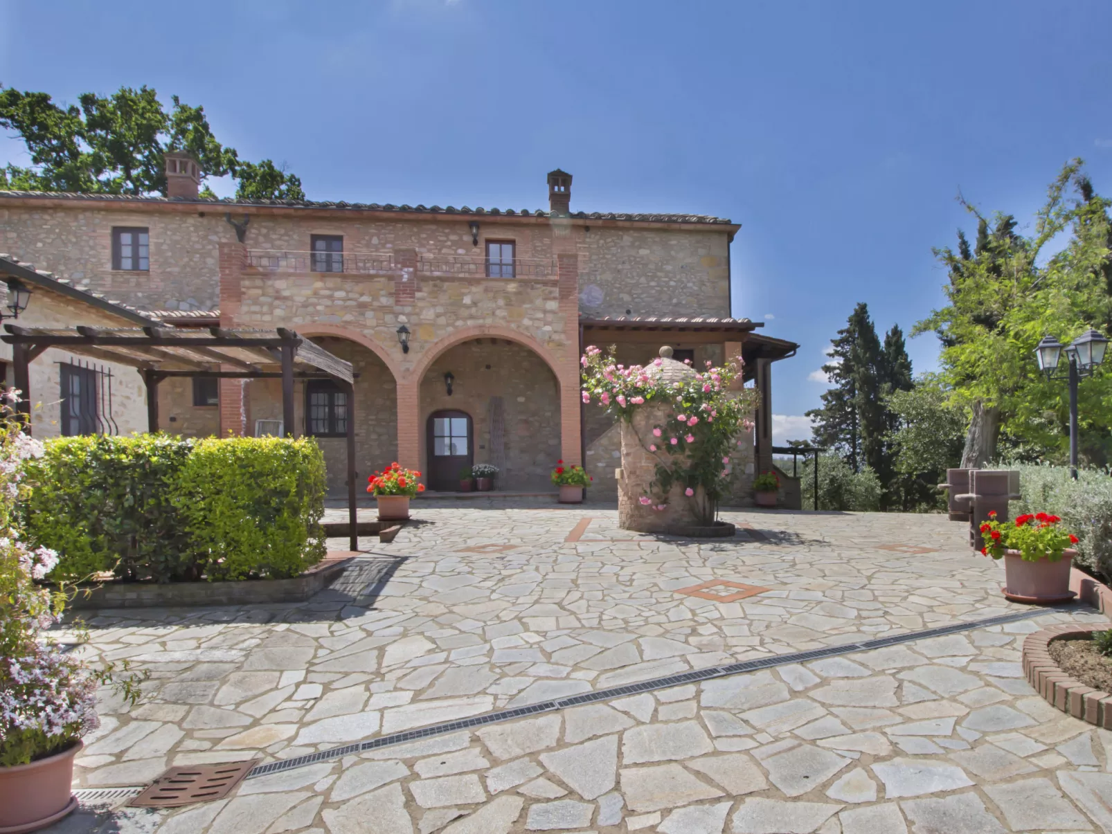 Stregaia-Outside