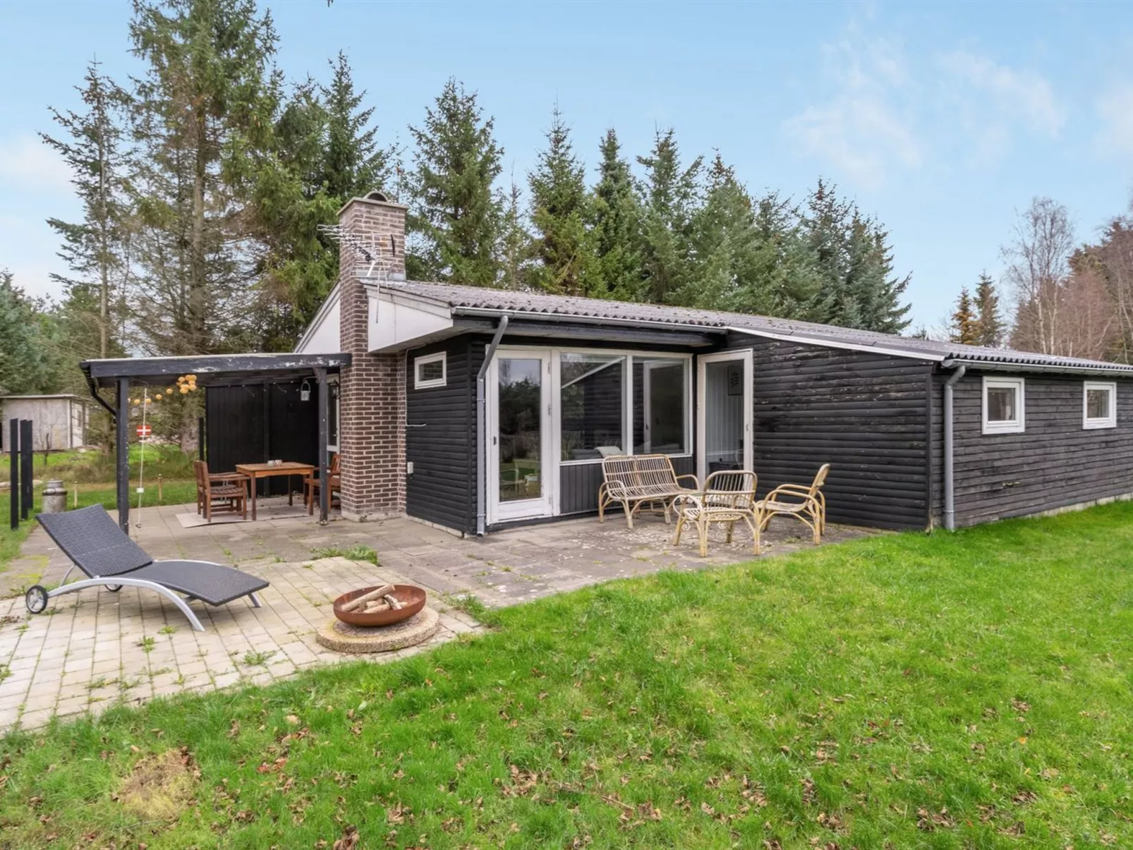 "Sadie" - 1.3km from the sea