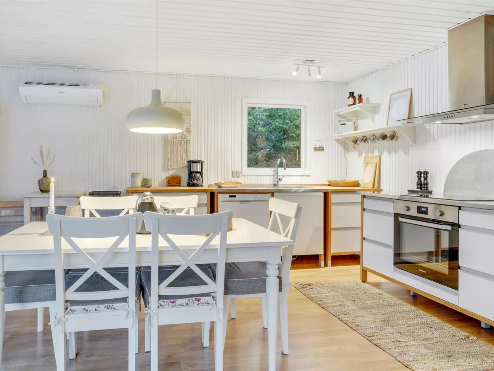 "Sadie" - 1.3km from the sea-Inside