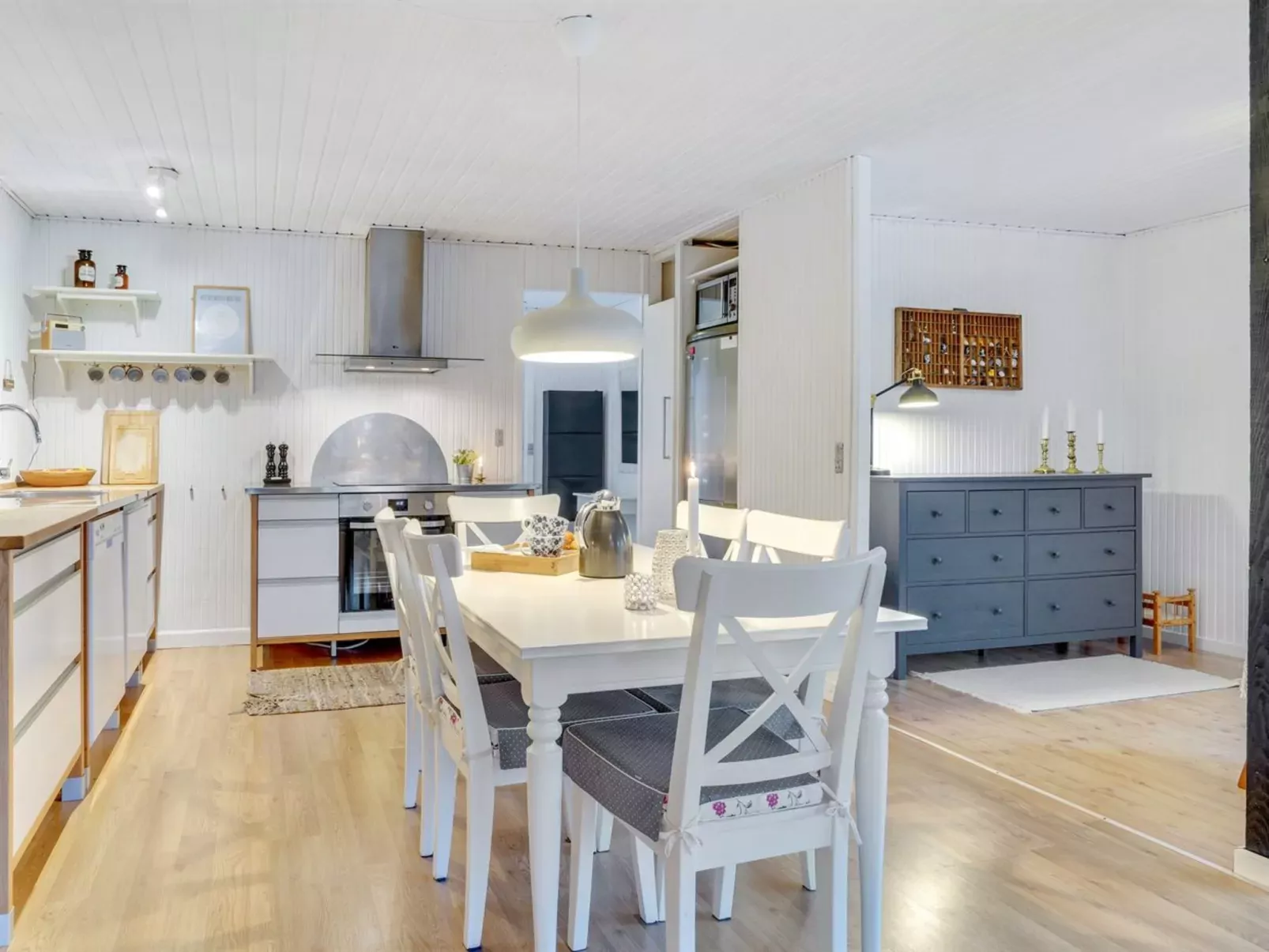 "Sadie" - 1.3km from the sea-Inside