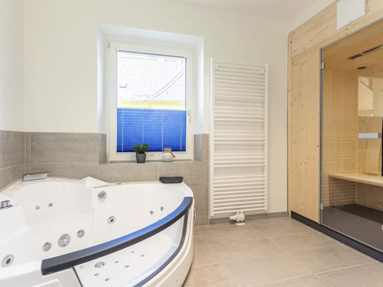 Für 6 P. mit IR-Sauna & Sprudelwanne-Inside
