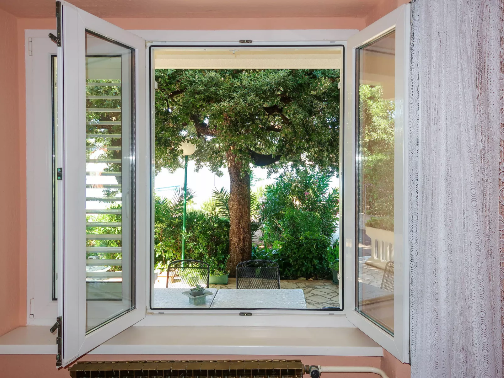 Noa-Outside