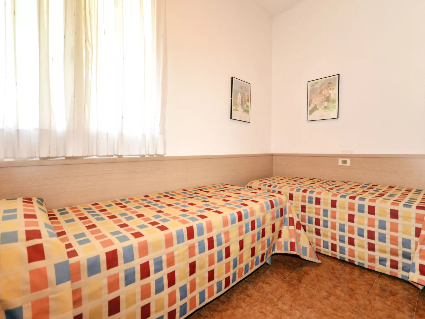 Dora & Le Pinetine (BIB675)-Inside