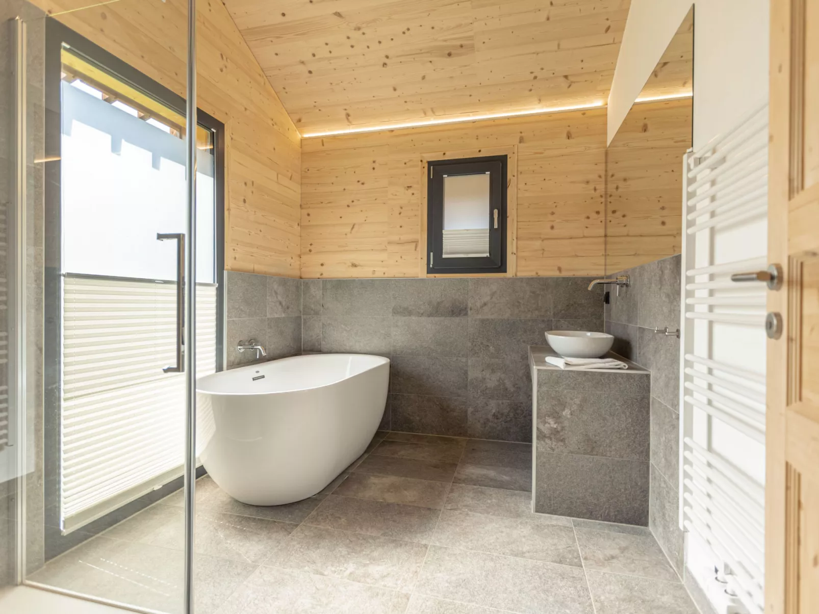 Premium mit 4 Schlafzimmern,Sauna&Pool-Inside