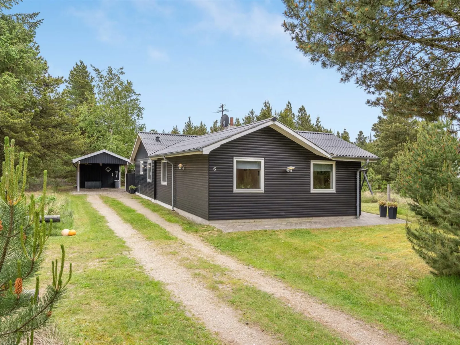"Bjarka" - 2.9km from the sea-Outside