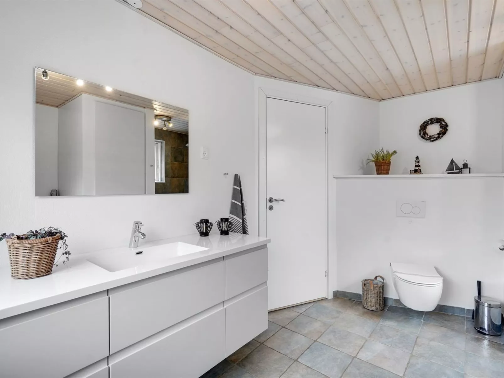 "Bjarka" - 2.9km from the sea-Inside