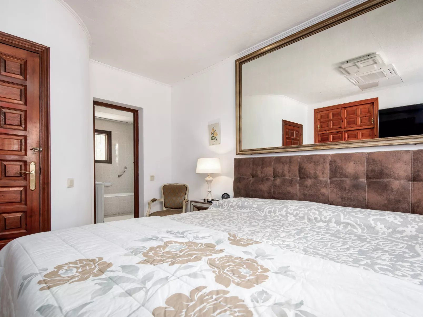 Villa Jolanda-Inside