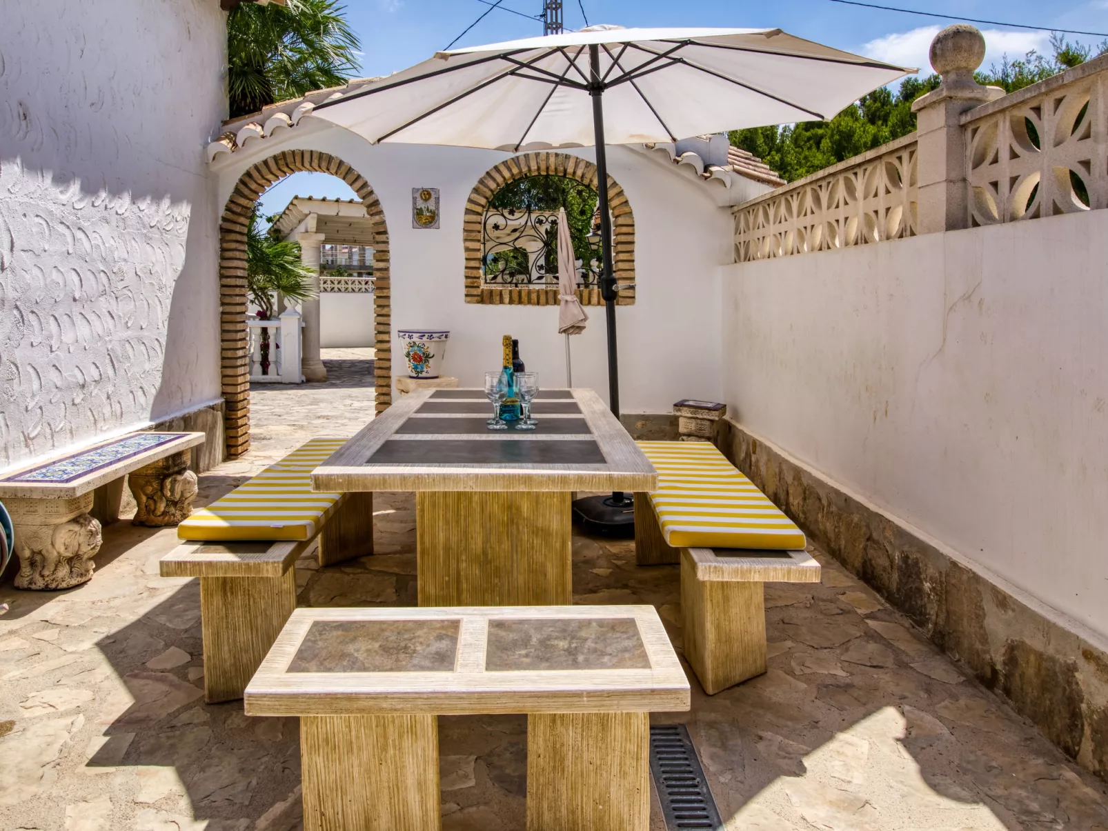 Villa Jolanda-Outside