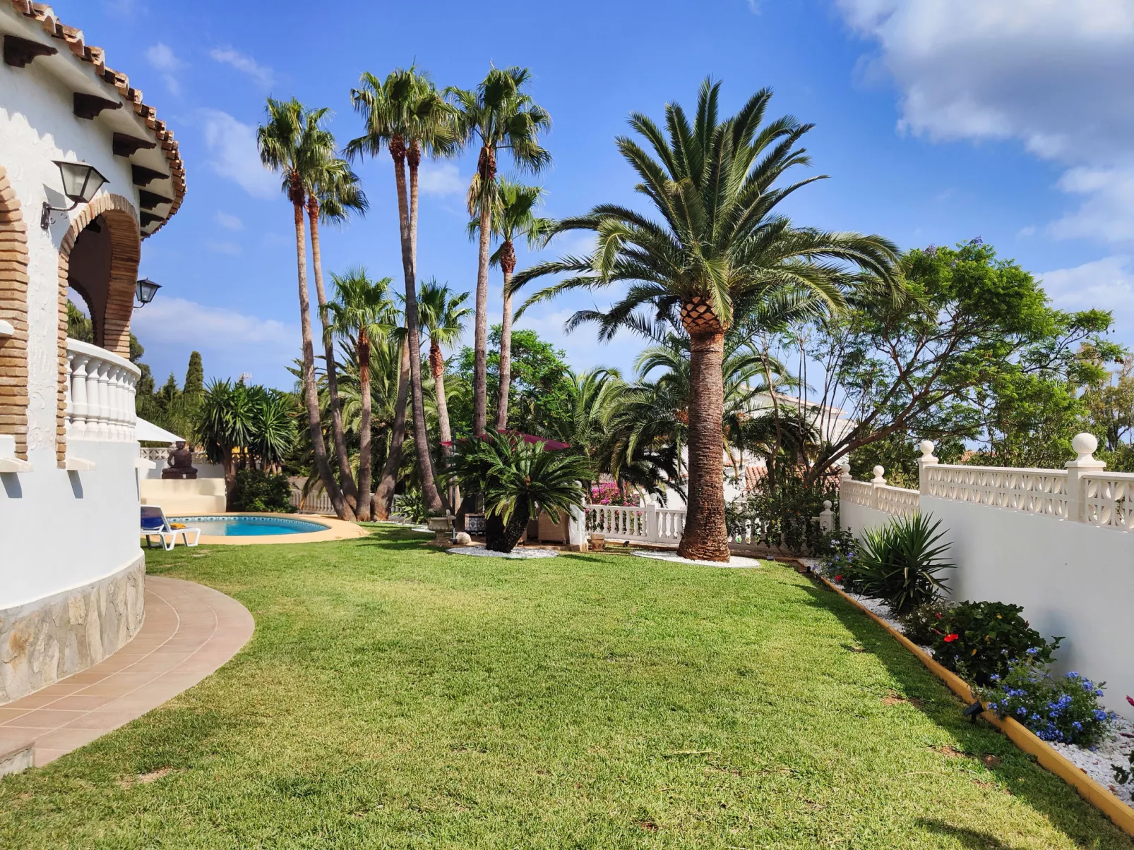 Villa Jolanda-Outside