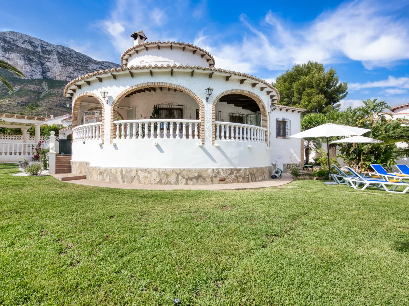 Villa Jolanda-Outside