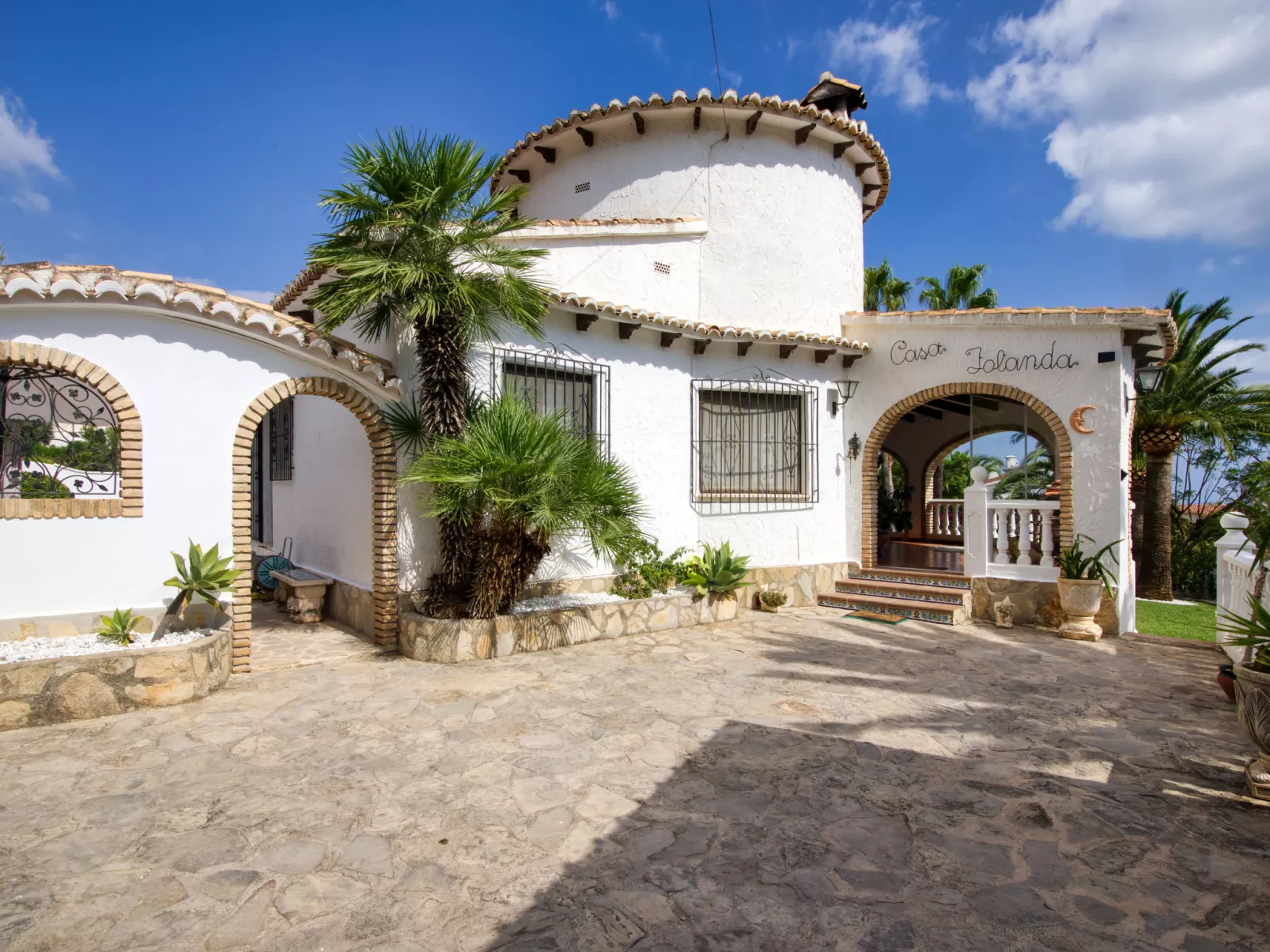Villa Jolanda-Outside