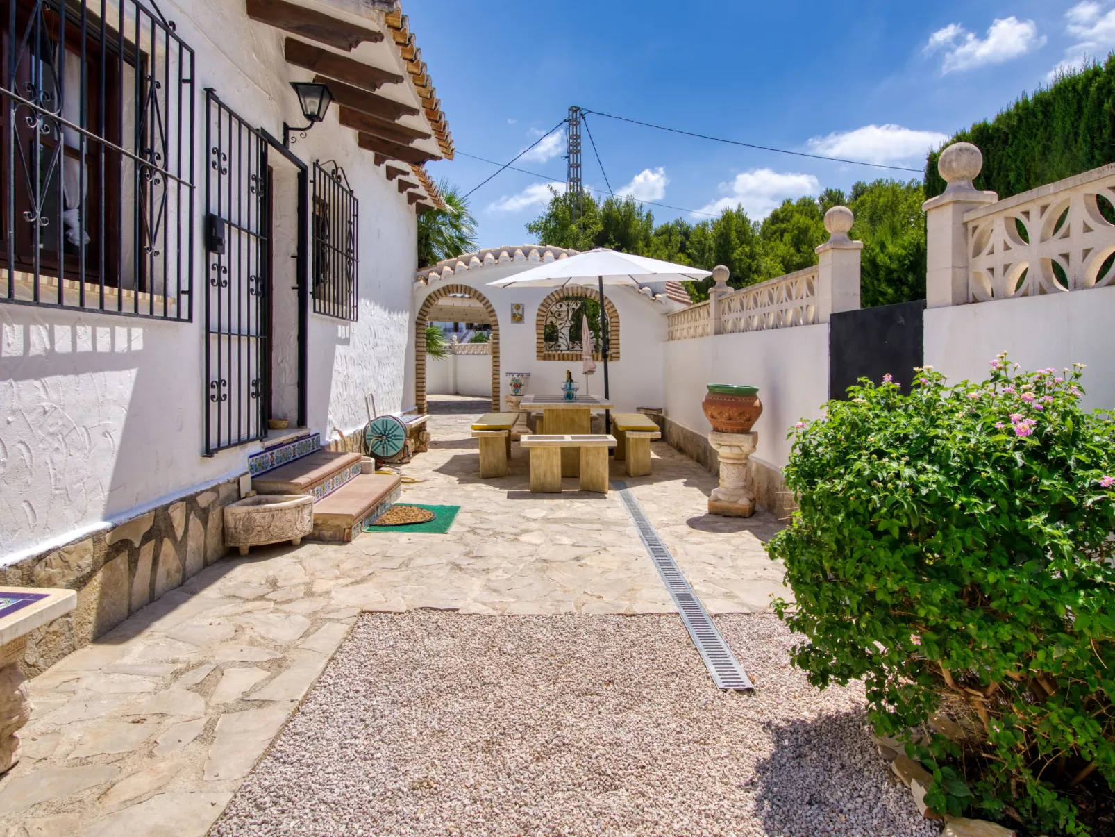 Villa Jolanda-Outside