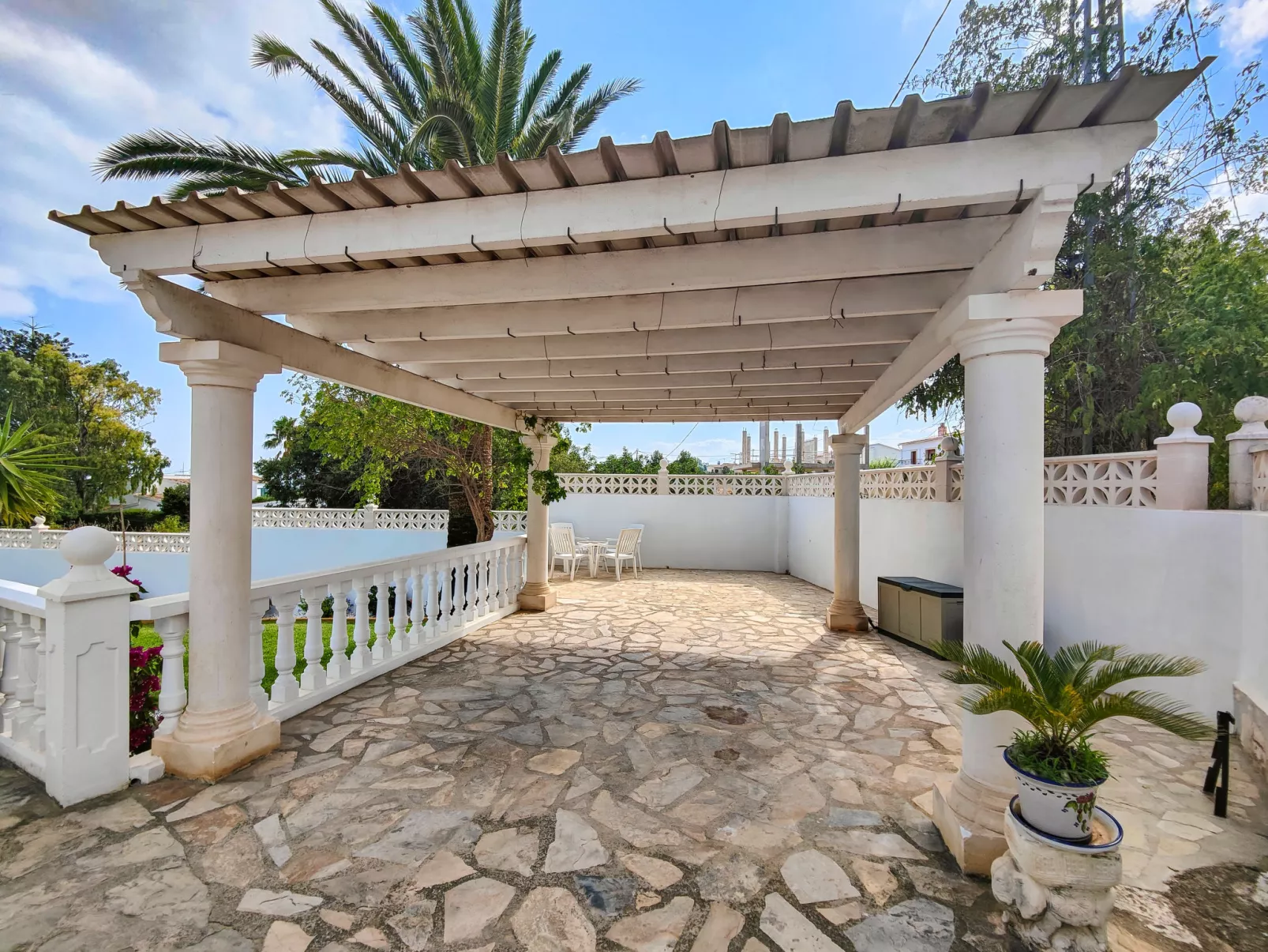 Villa Jolanda-Outside