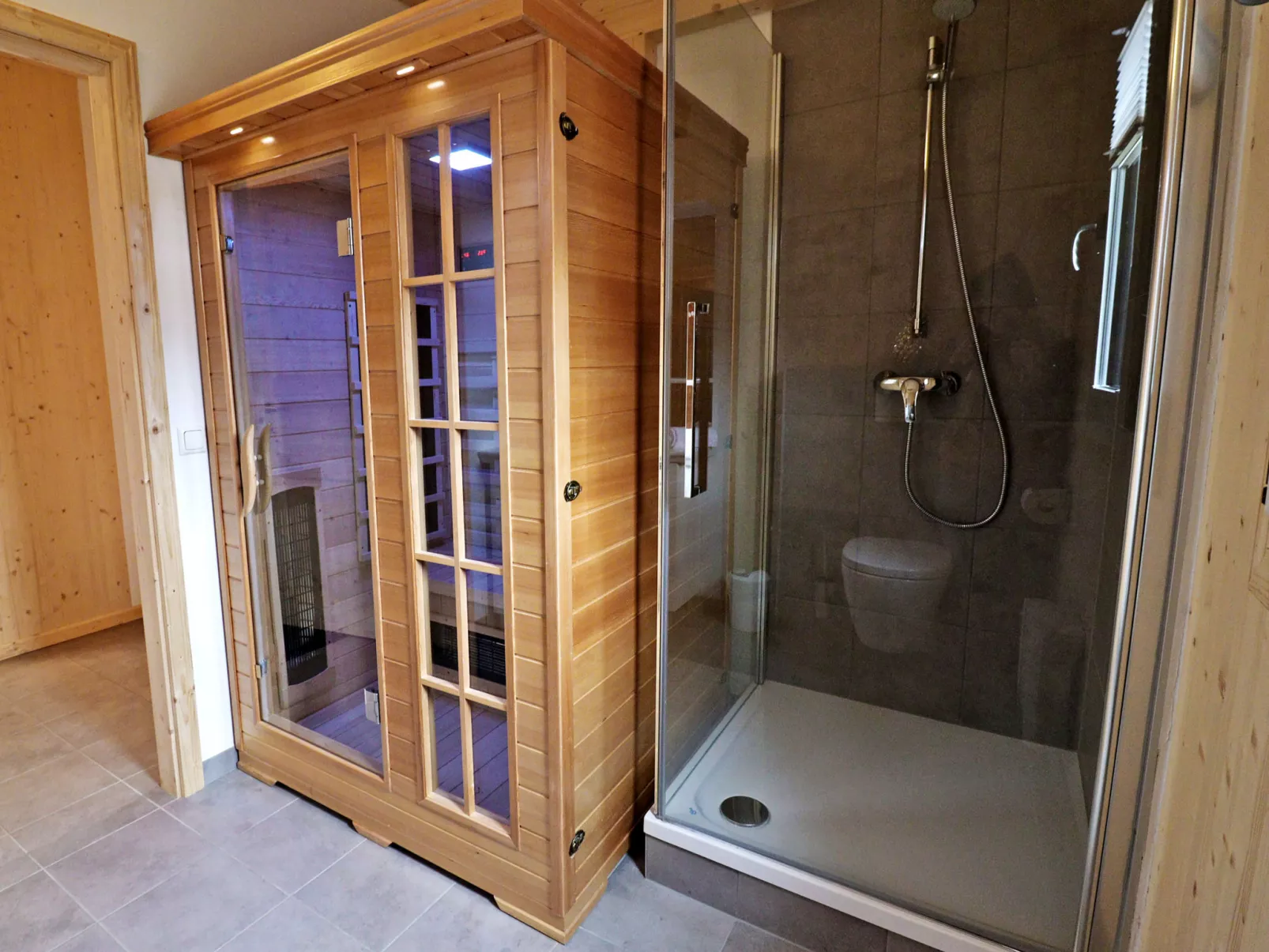 Superior #11 IR-Sauna&Sprudelwanne-Inside