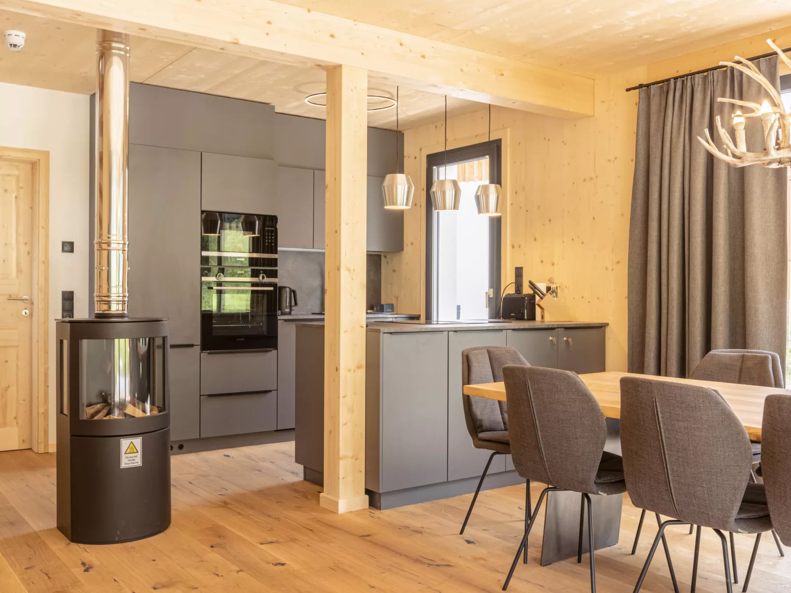 Mit 4 Schlafzimmern mit Sauna & Kamin-Inside