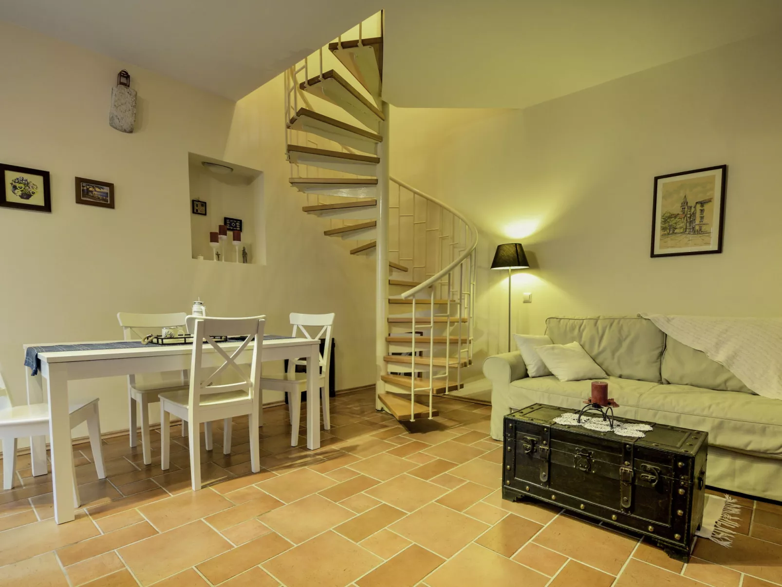 Mali dvori-Inside