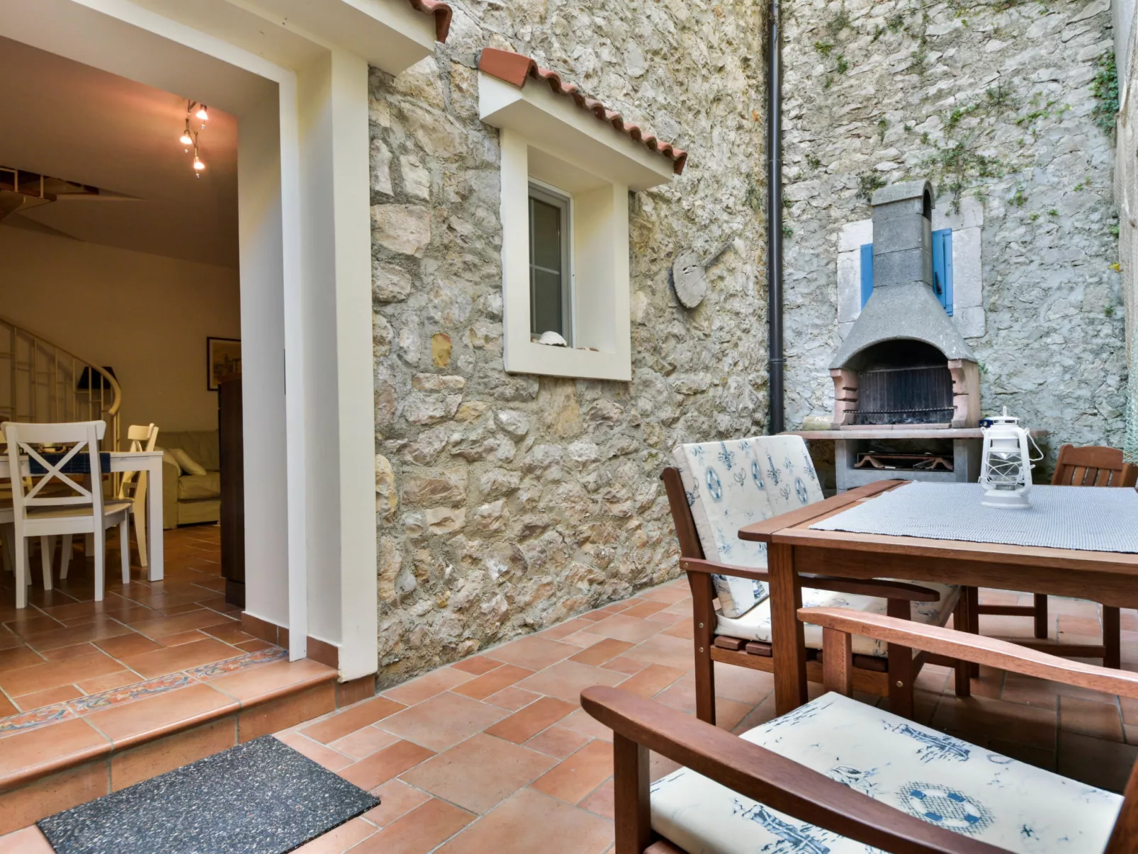 Mali dvori-Outside