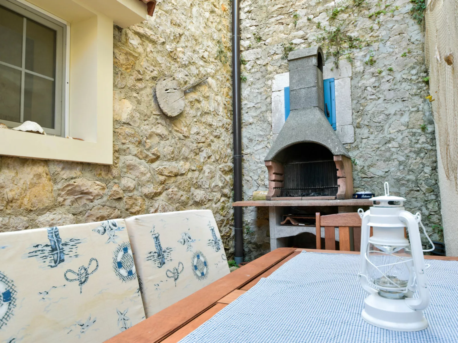 Mali dvori-Outside