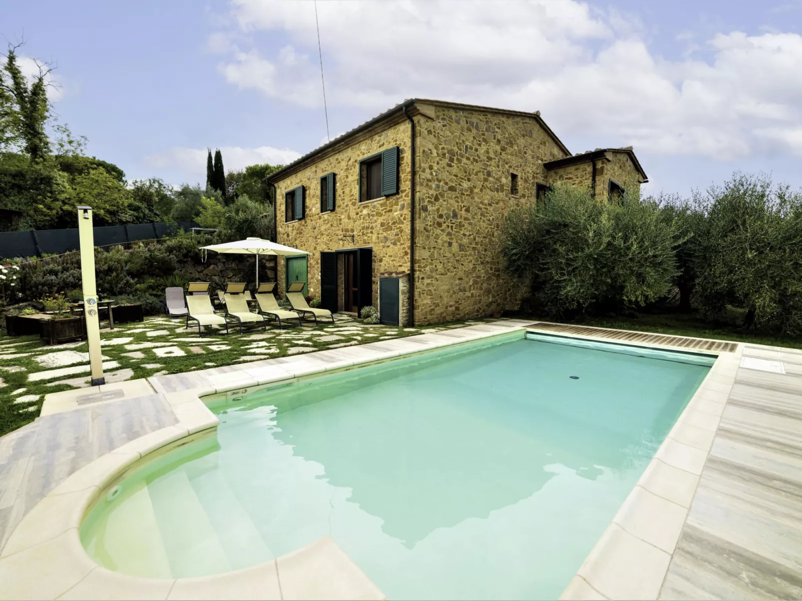Rustico Cavernoso-Outside