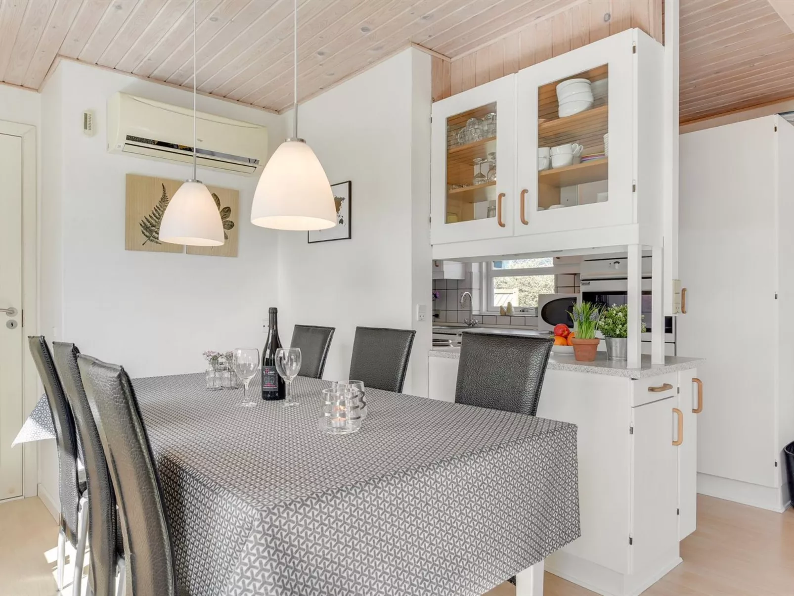 "Skak" - 100m from the sea-Inside