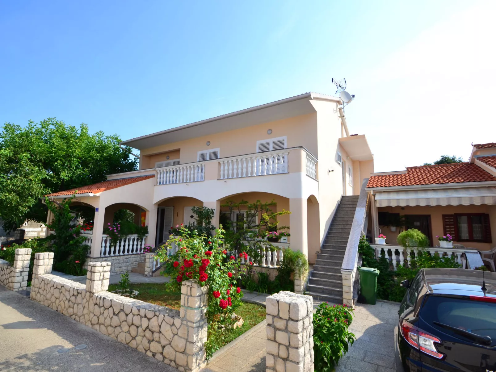 Dević-Outside