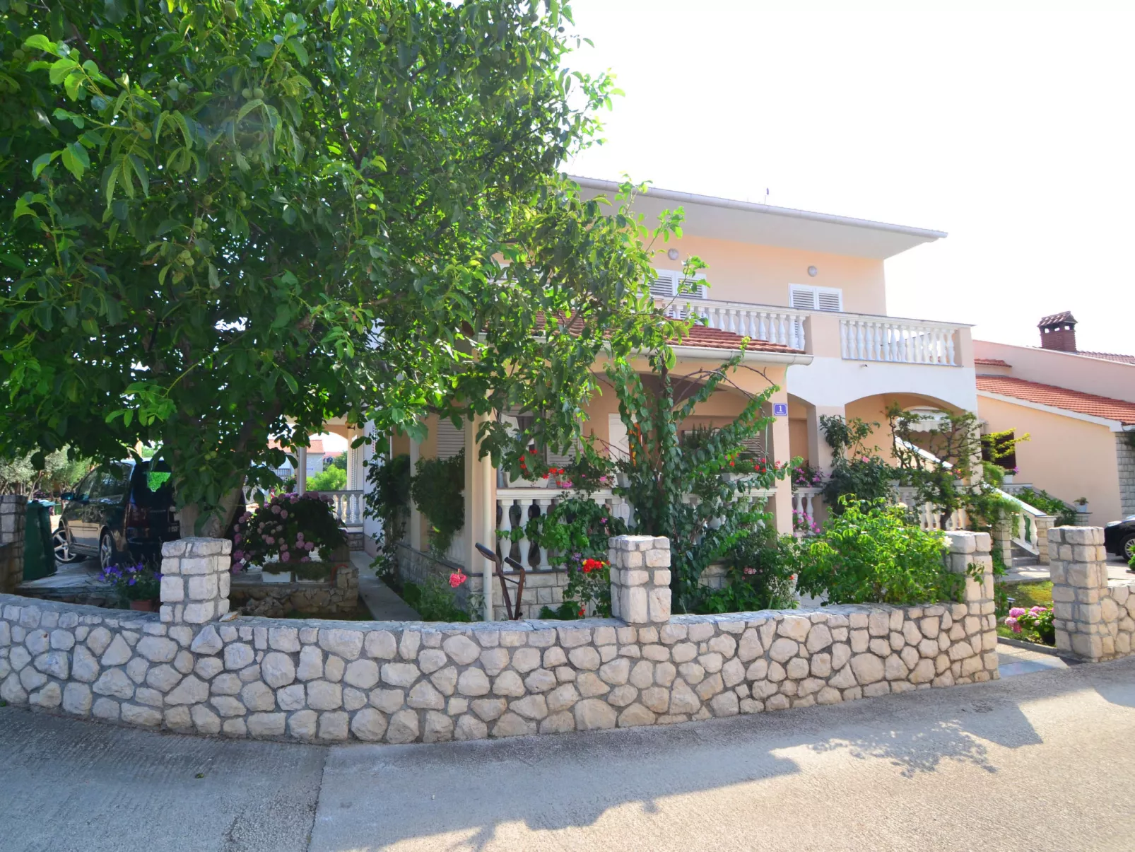 Dević-Outside